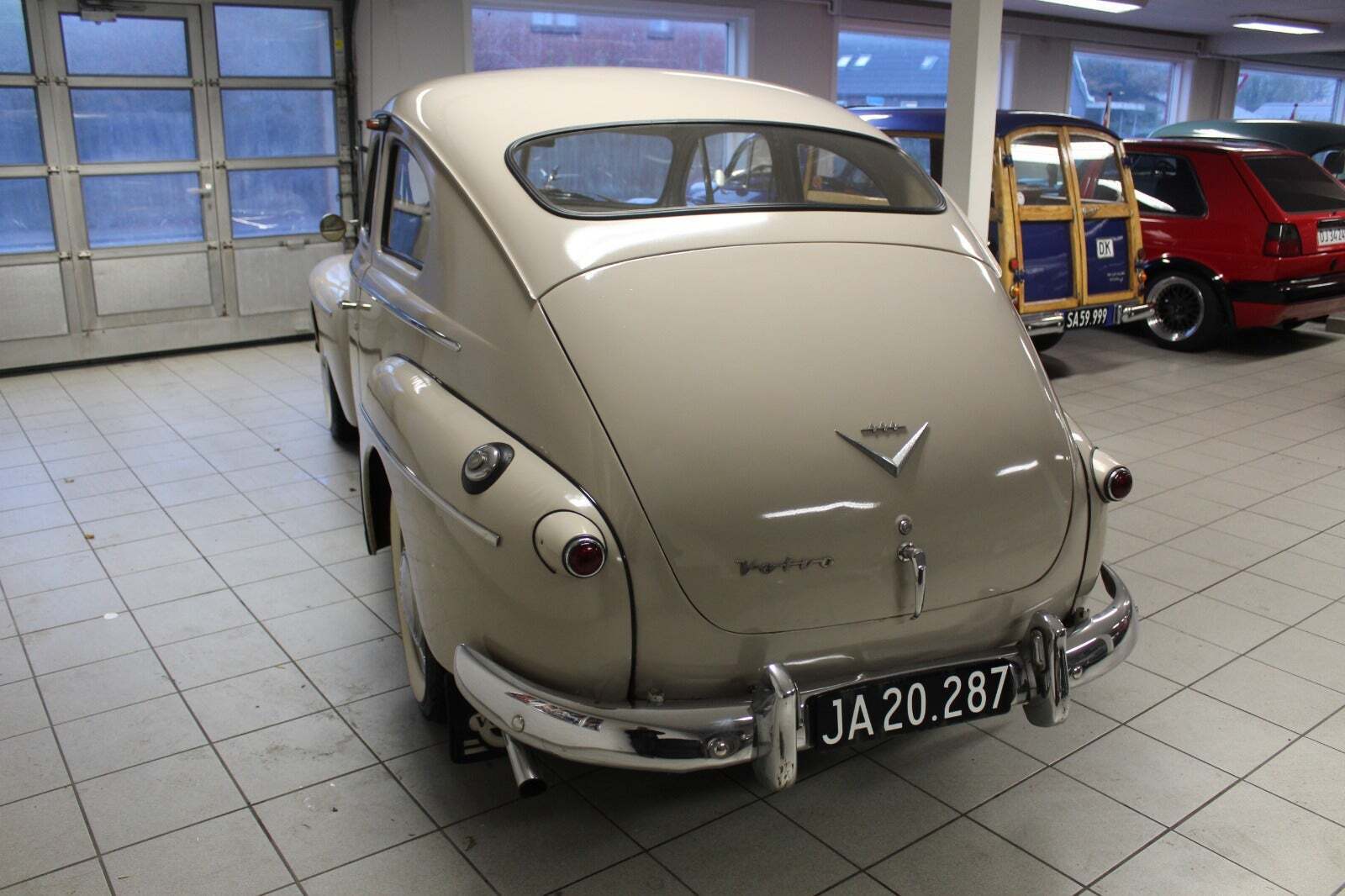 Hvid Volvo PV444 fra 1958 set udefra