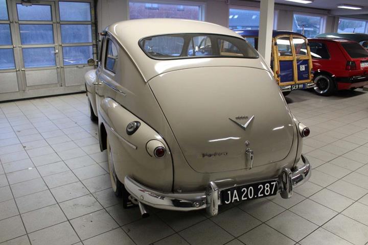 Hvid Volvo PV444 fra 1958 set udefra