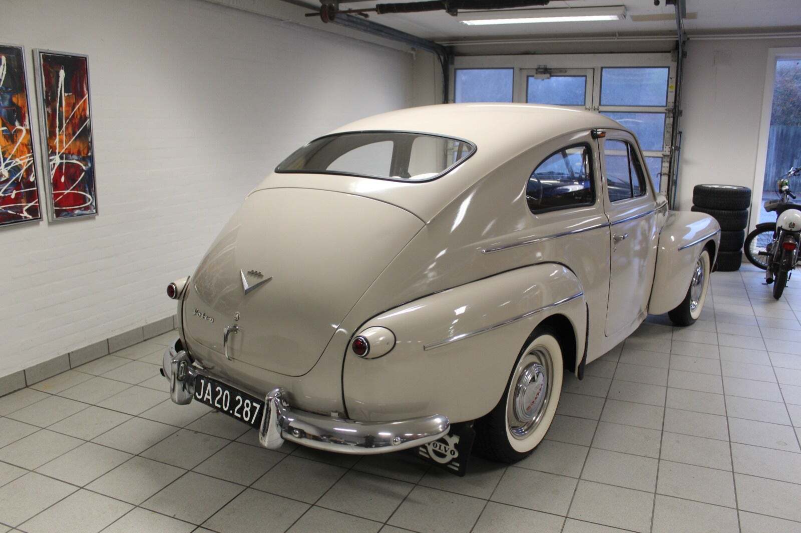 Hvid Volvo PV444 fra 1958 set udefra