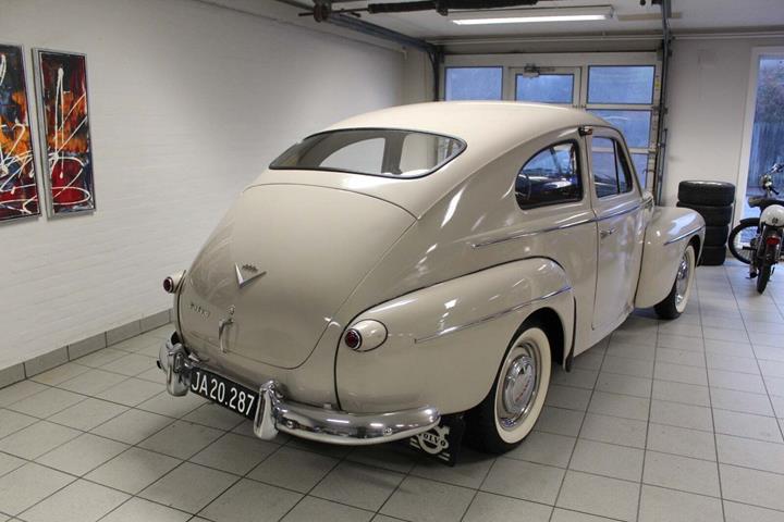 Hvid Volvo PV444 fra 1958 set udefra
