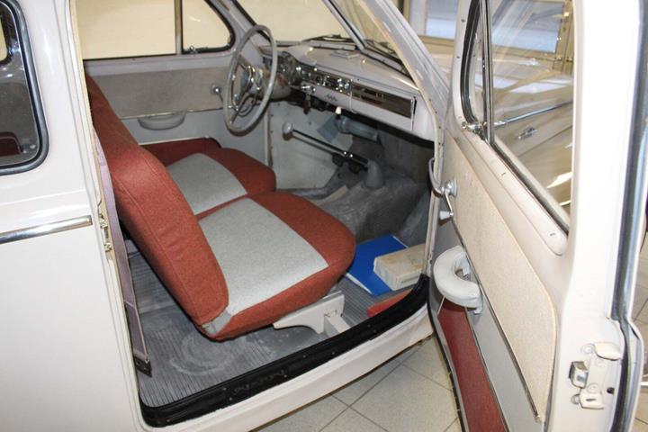 Hvid Volvo PV444 fra 1958 set indefra