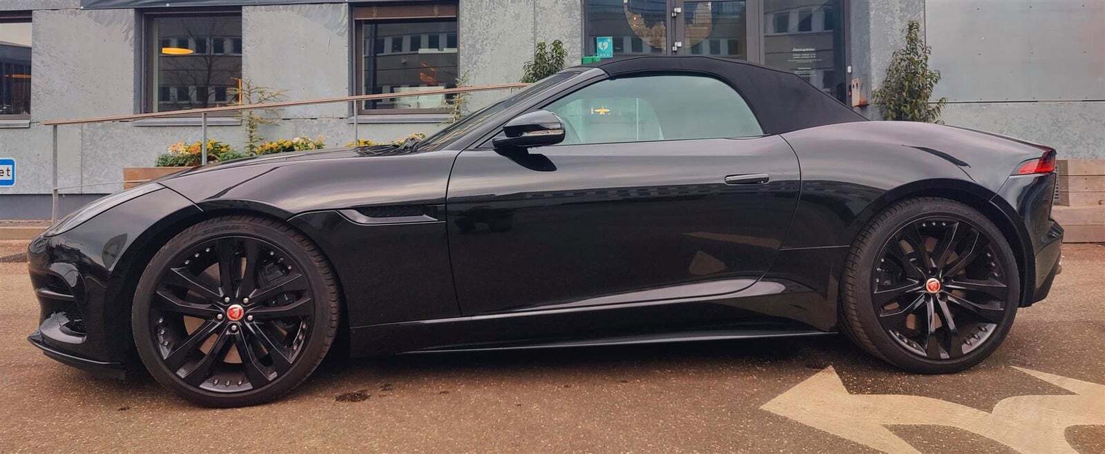 Sort Jaguar F-Type fra 2019