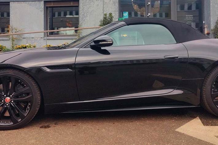 Sort Jaguar F-Type fra 2019