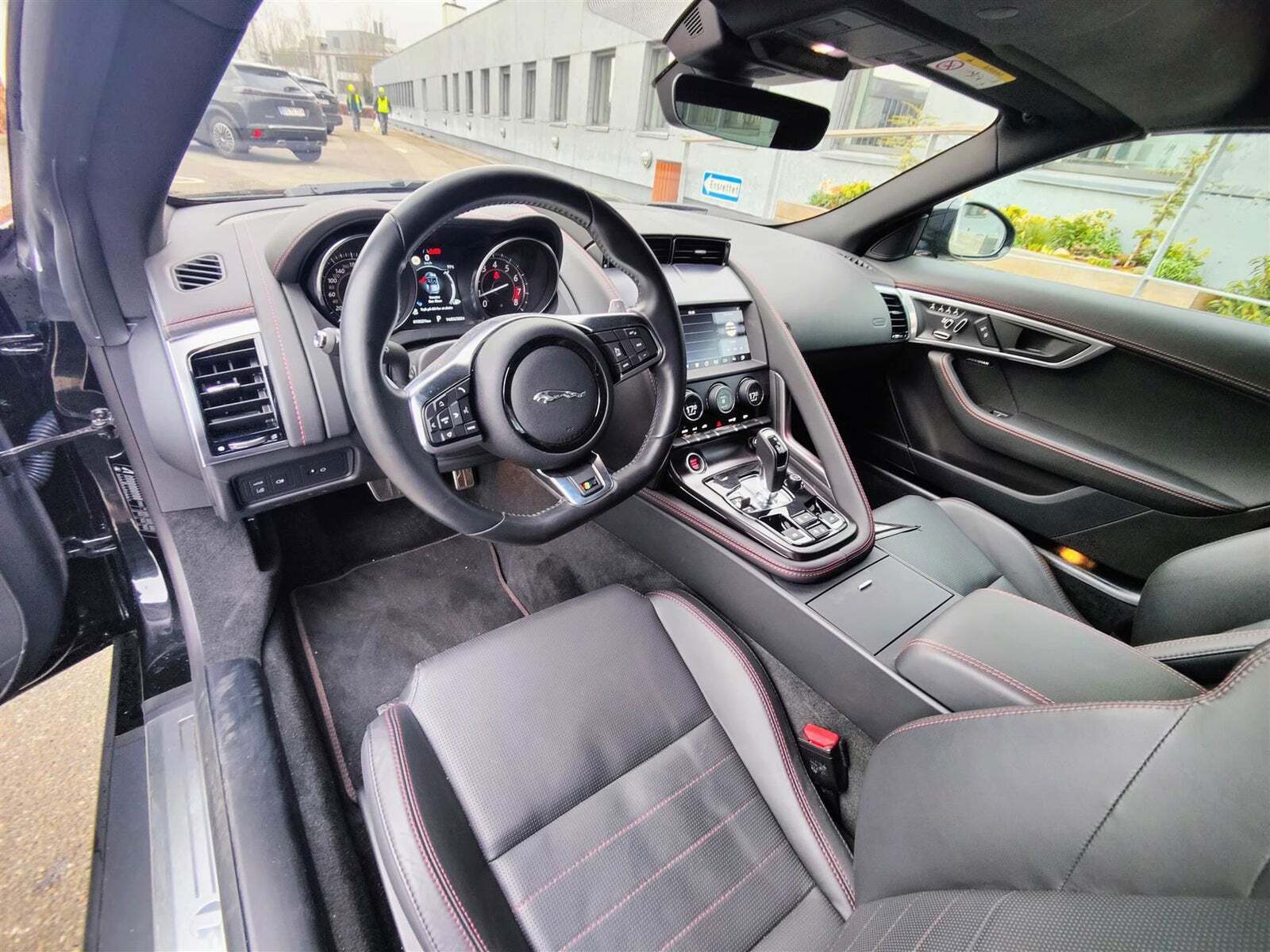 Sort Jaguar F-Type fra 2019