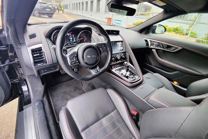 Sort Jaguar F-Type fra 2019