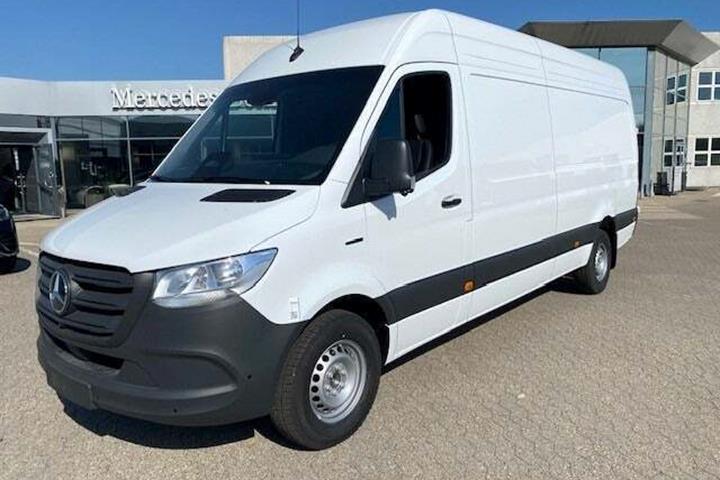 Hvid Mercedes eSprinter 420 fra 2024 set udefra