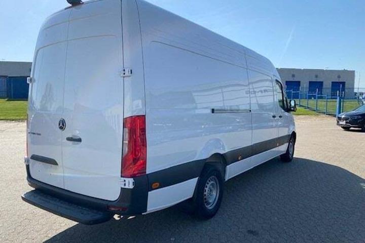 Hvid Mercedes eSprinter 420 fra 2024 set udefra