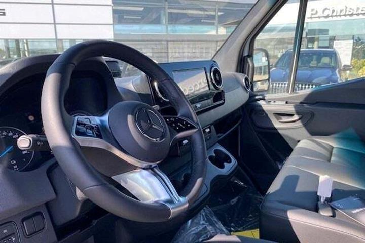 Hvid Mercedes eSprinter 420 fra 2024 set indefra