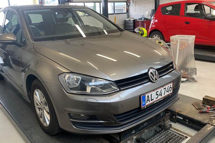 Grå VW Golf fra 2014