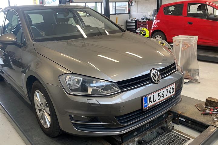 Grå VW Golf fra 2014