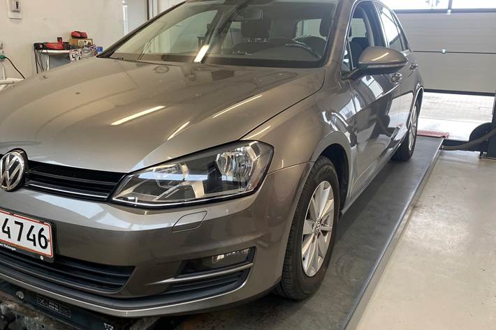 Grå VW Golf fra 2014