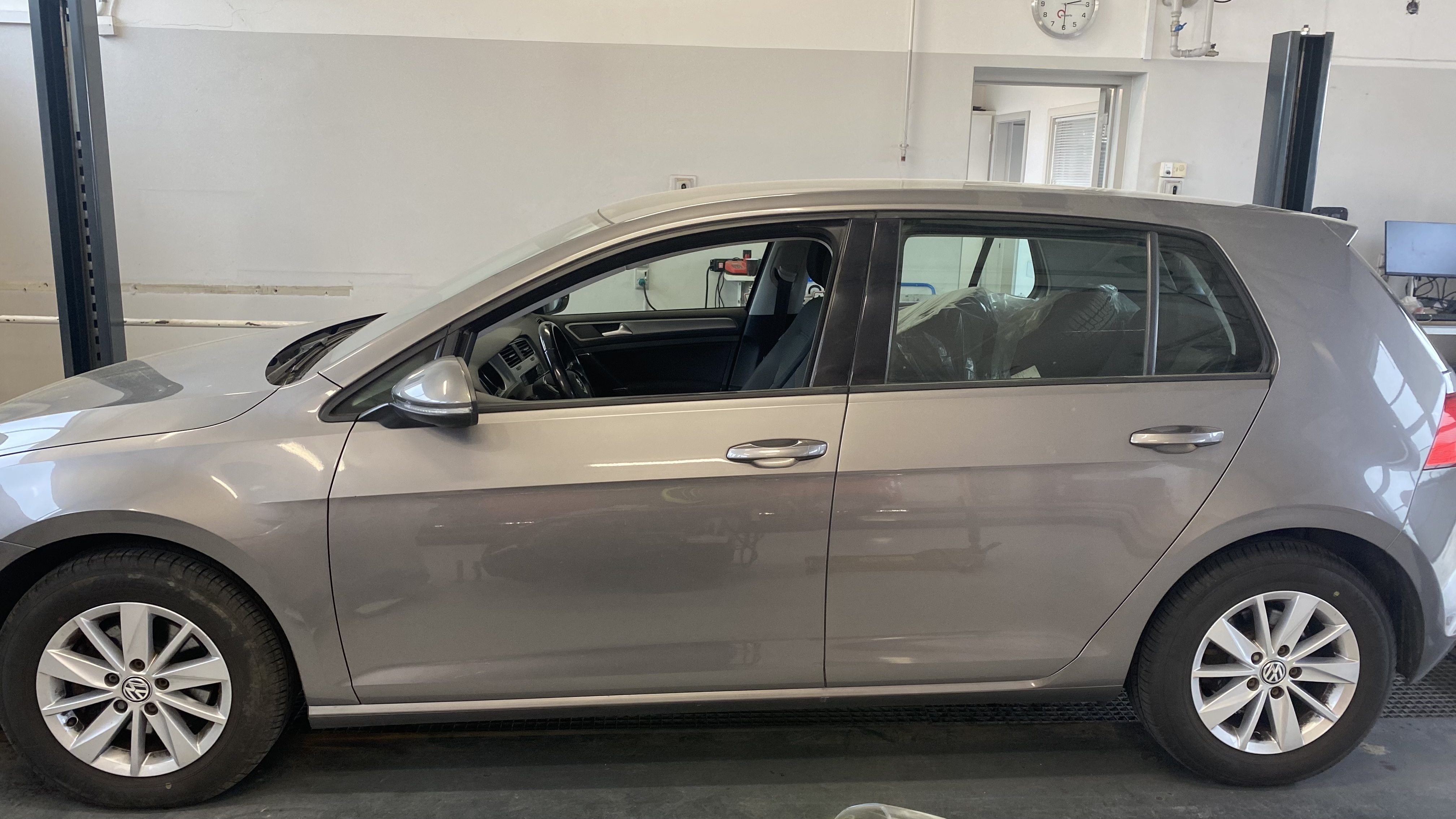 Grå VW Golf fra 2014