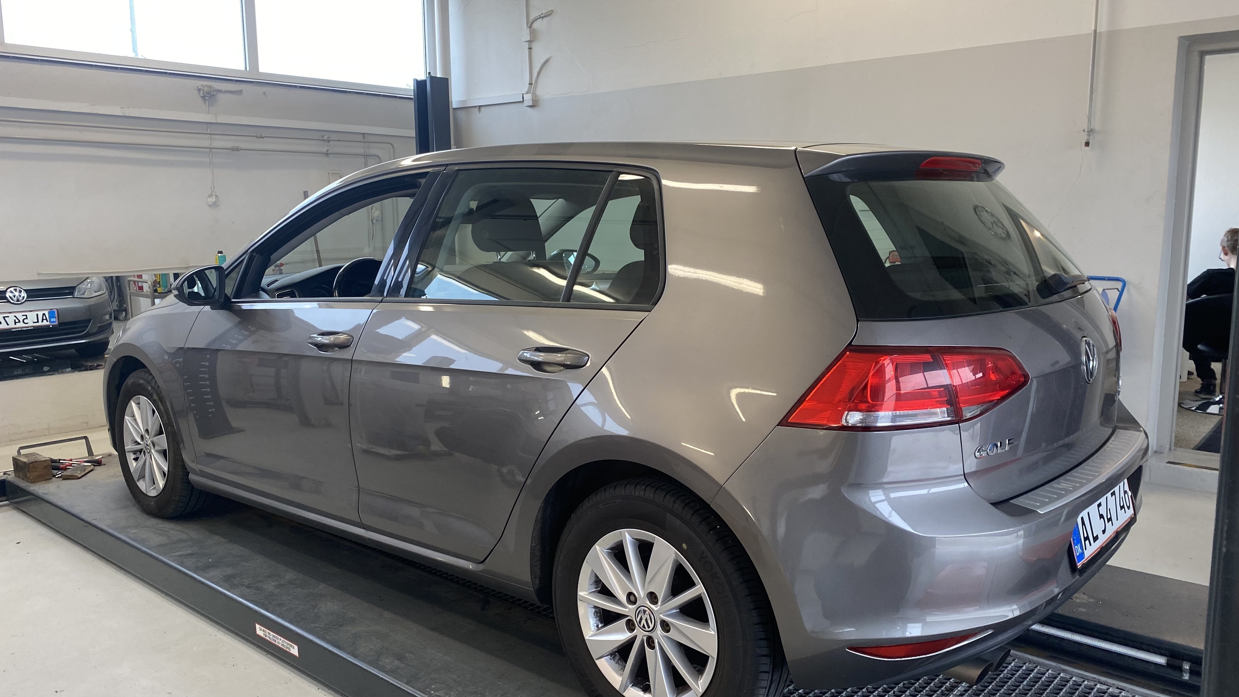 Grå VW Golf fra 2014