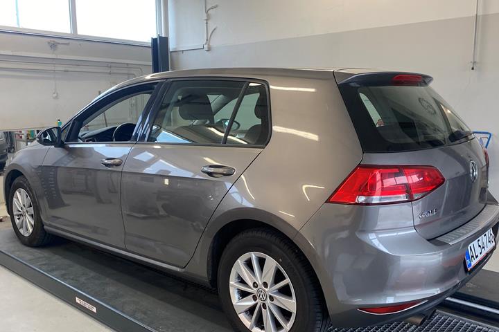 Grå VW Golf fra 2014