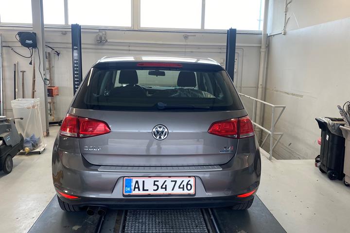 Grå VW Golf fra 2014