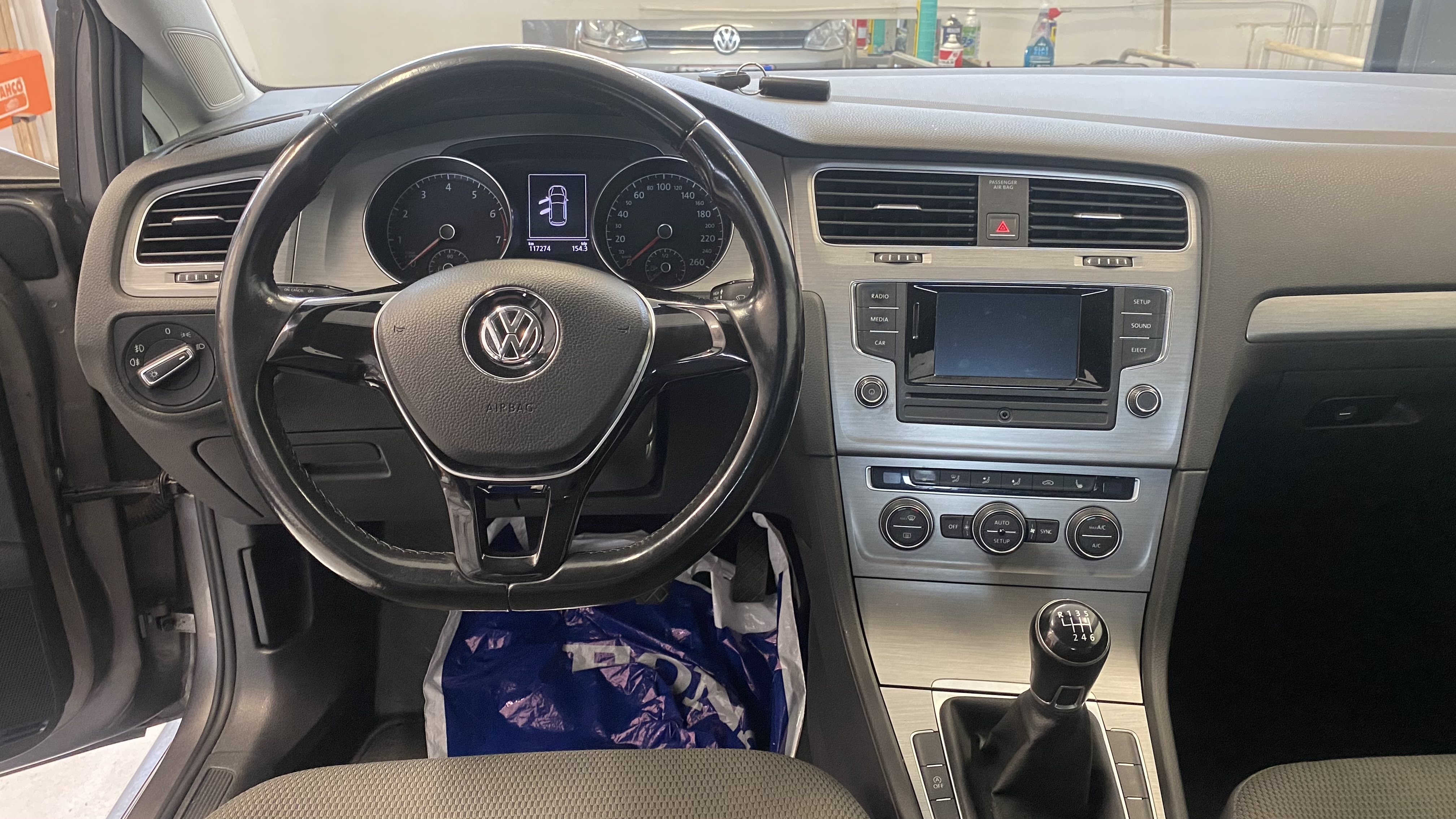 Grå VW Golf fra 2014