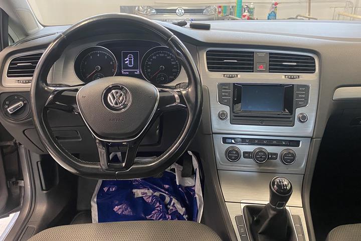 Grå VW Golf fra 2014