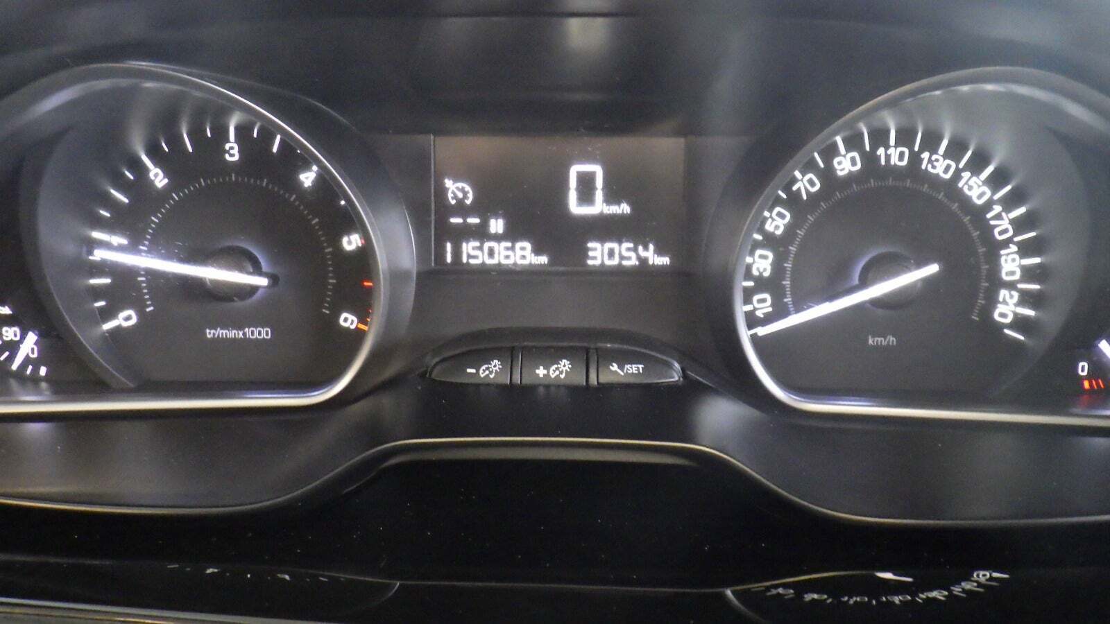 Rød Peugeot 208 fra 2018