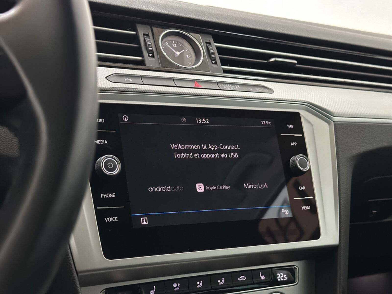 Grå VW Passat fra 2018