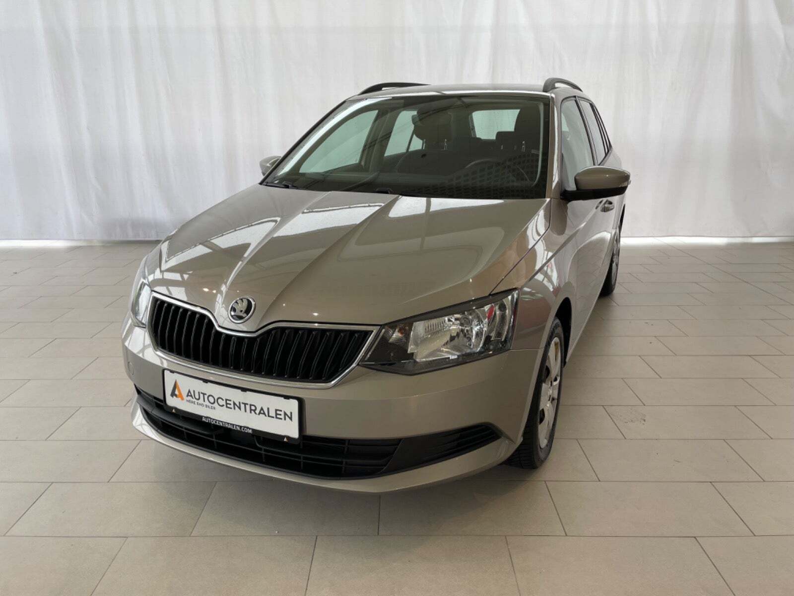 Grå Skoda Fabia fra 2017