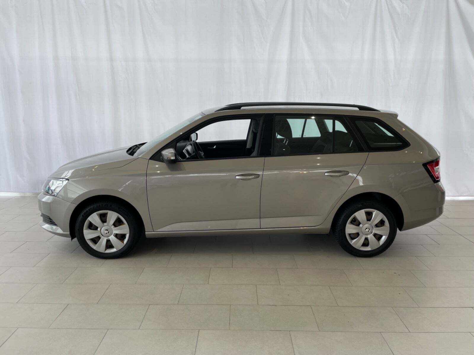 Grå Skoda Fabia fra 2017