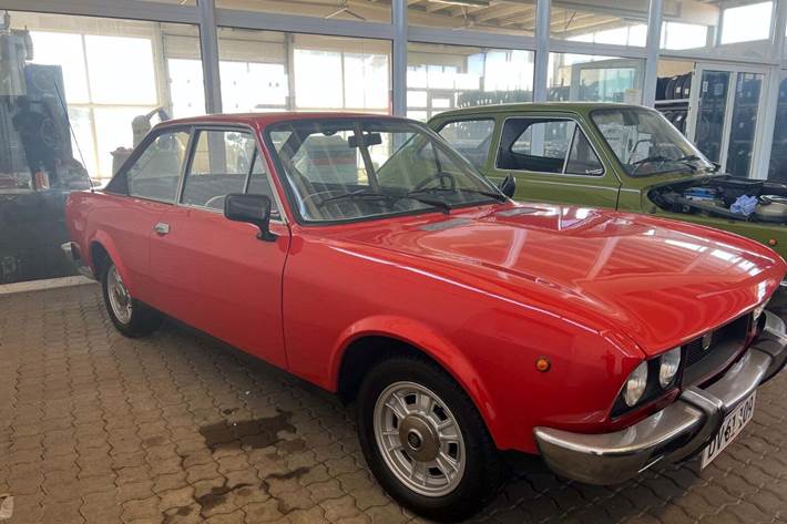 Rød Fiat 124 fra 1975 set udefra