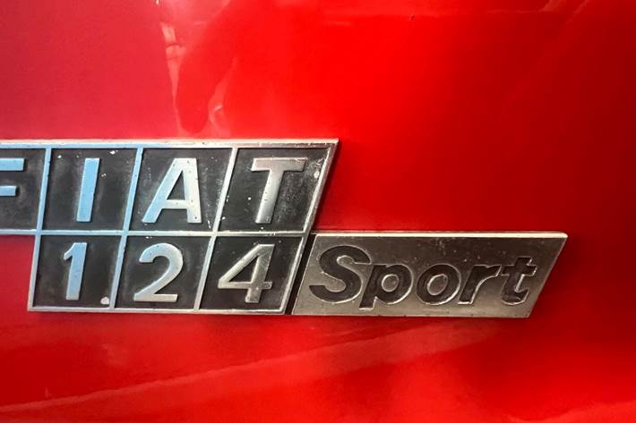 Rød Fiat 124 fra 1975 set udefra