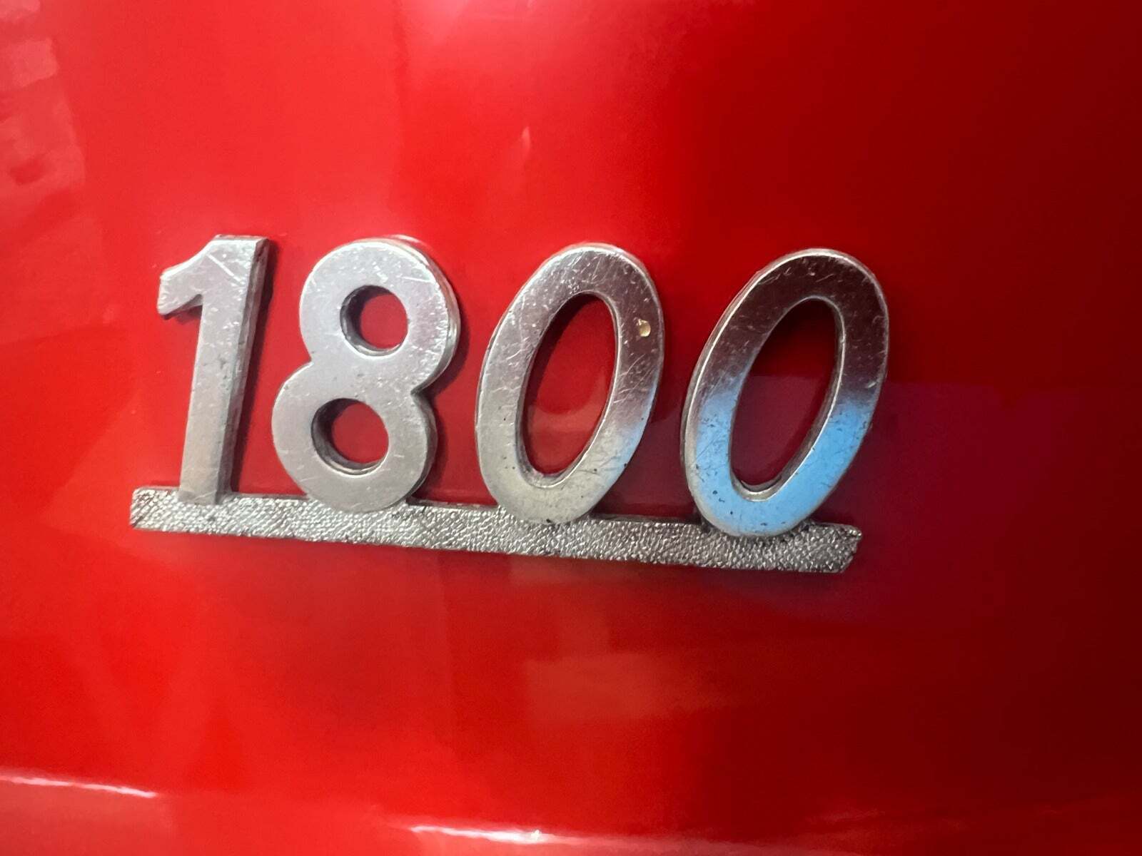 Rød Fiat 124 fra 1975 set udefra