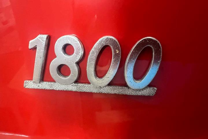 Rød Fiat 124 fra 1975 set udefra