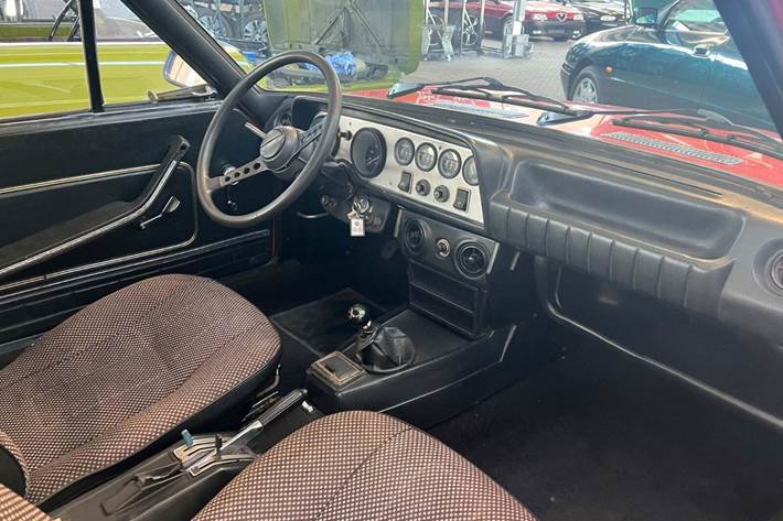 Rød Fiat 124 fra 1975 set indefra