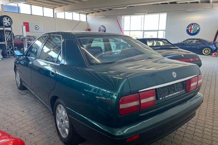 Grøn Lancia Kappa fra 1996 set udefra