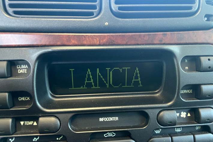 Grøn Lancia Kappa fra 1996 set indefra