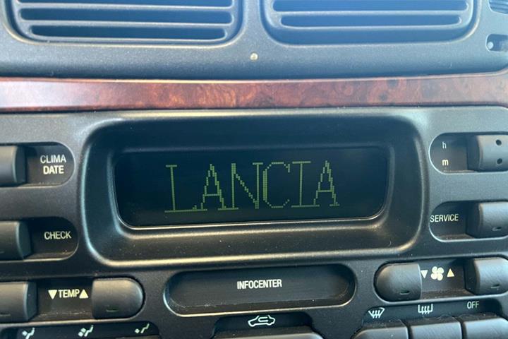 Grøn Lancia Kappa fra 1996 set indefra