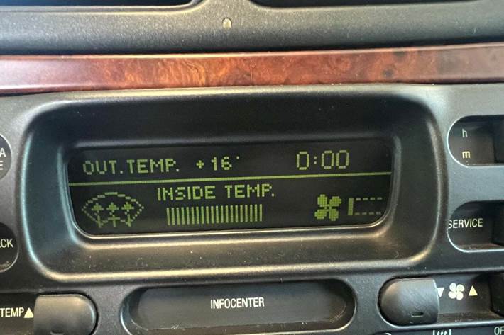 Grøn Lancia Kappa fra 1996 set indefra