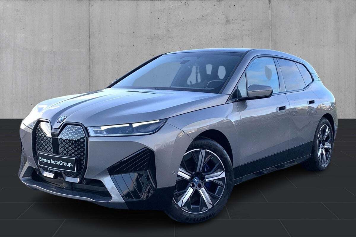 Orange BMW iX fra 2023