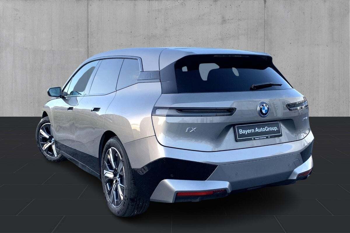 Orange BMW iX fra 2023