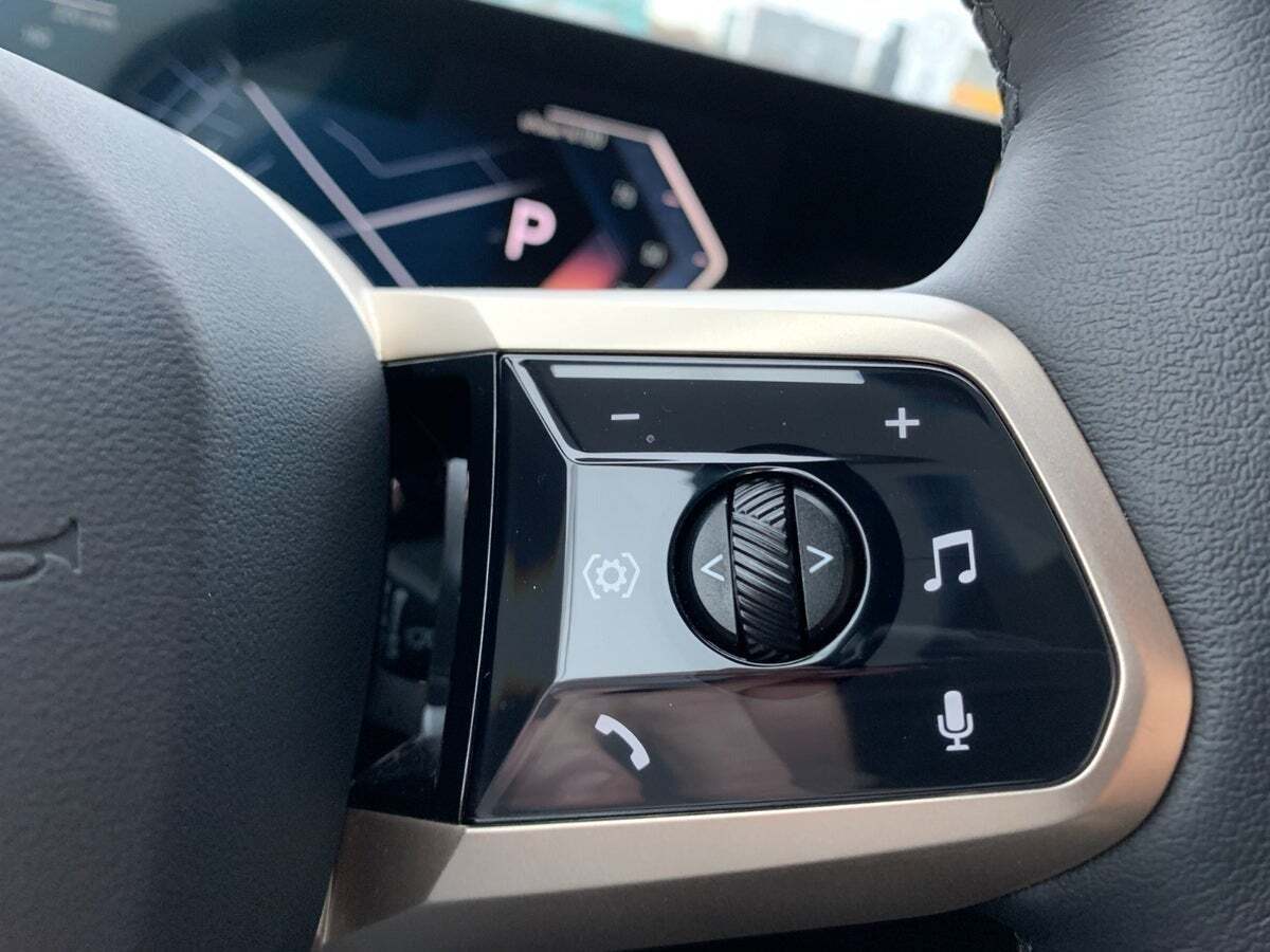 Orange BMW iX fra 2023