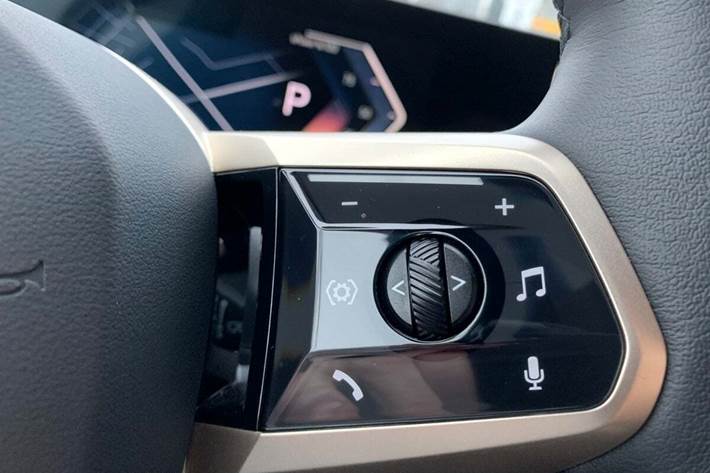 Orange BMW iX fra 2023