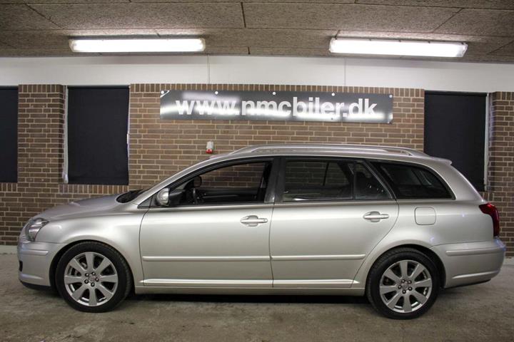 Orange Toyota Avensis fra 2007