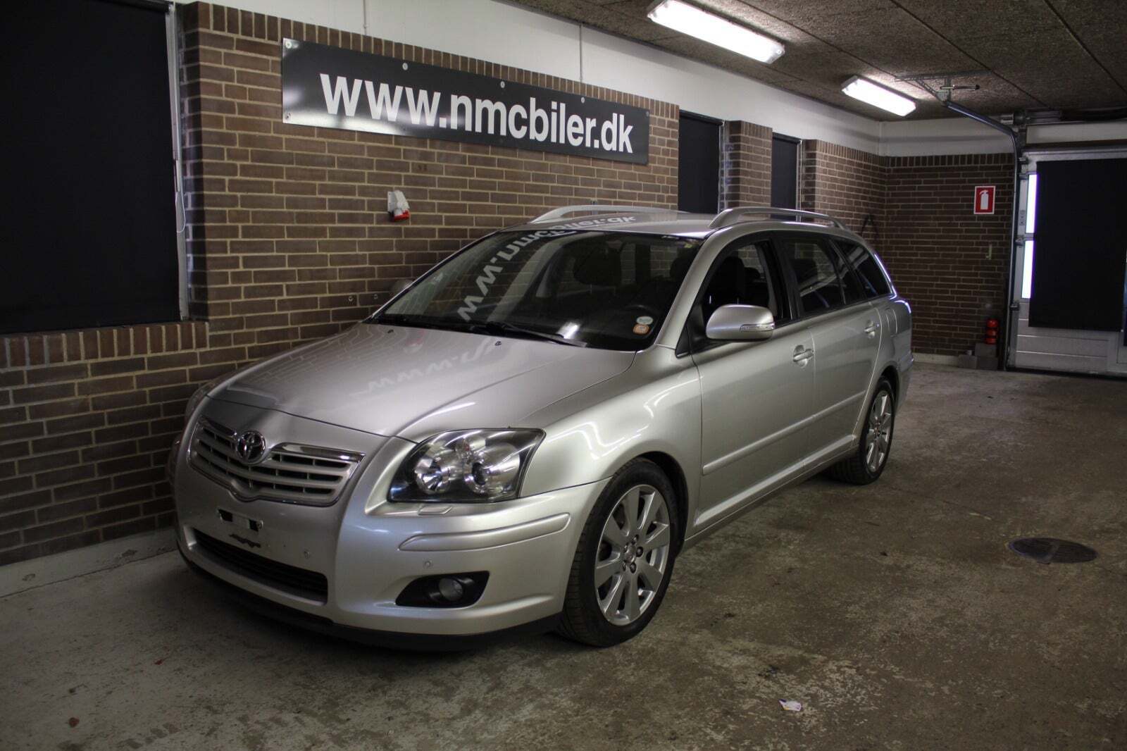 Orange Toyota Avensis fra 2007