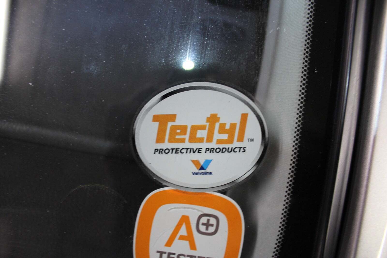 Orange Toyota Avensis fra 2007