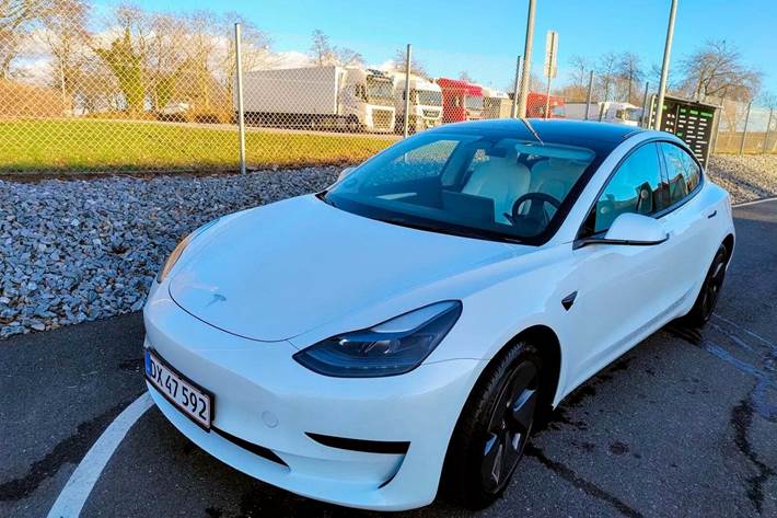 Hvid Tesla Model 3 fra 2022
