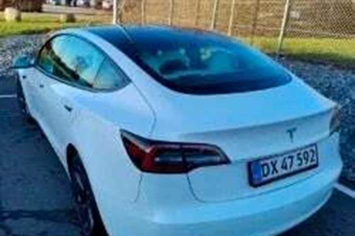 Hvid Tesla Model 3 fra 2022