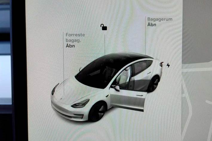 Hvid Tesla Model 3 fra 2022