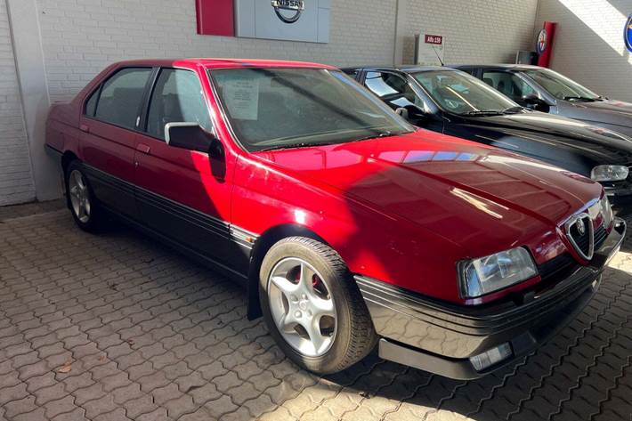 Rød Alfa Romeo 164 fra 1995 set udefra