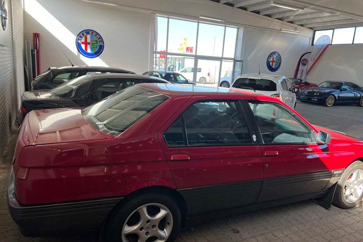 Rød Alfa Romeo 164 fra 1995 set udefra