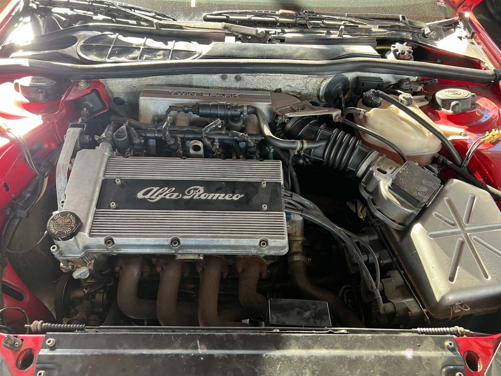 Rød Alfa Romeo 164 fra 1995 set udefra