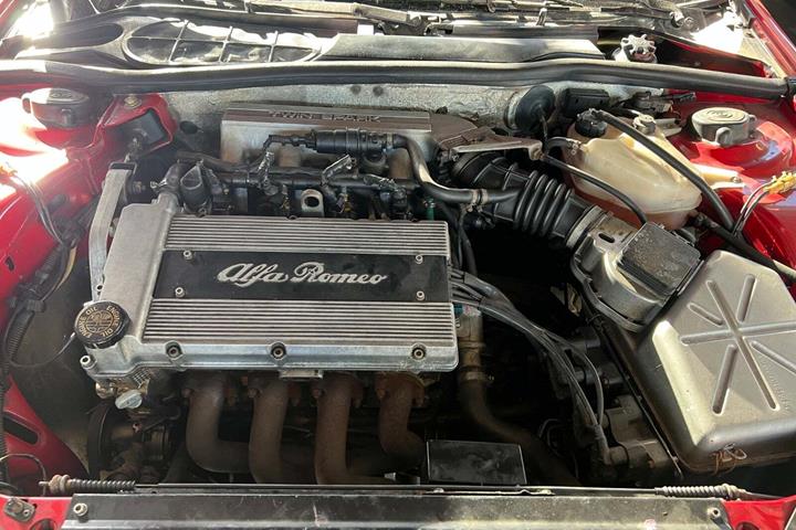 Rød Alfa Romeo 164 fra 1995 set udefra