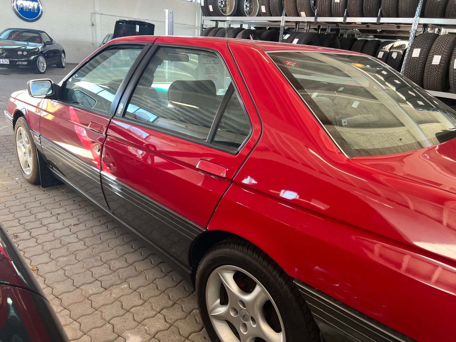 Rød Alfa Romeo 164 fra 1995 set udefra