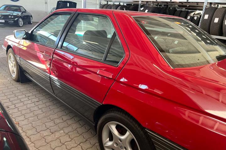 Rød Alfa Romeo 164 fra 1995 set udefra